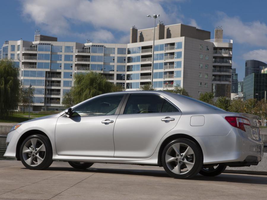  Toyota Camry SE 2011 года  (фото 8 из 16)
